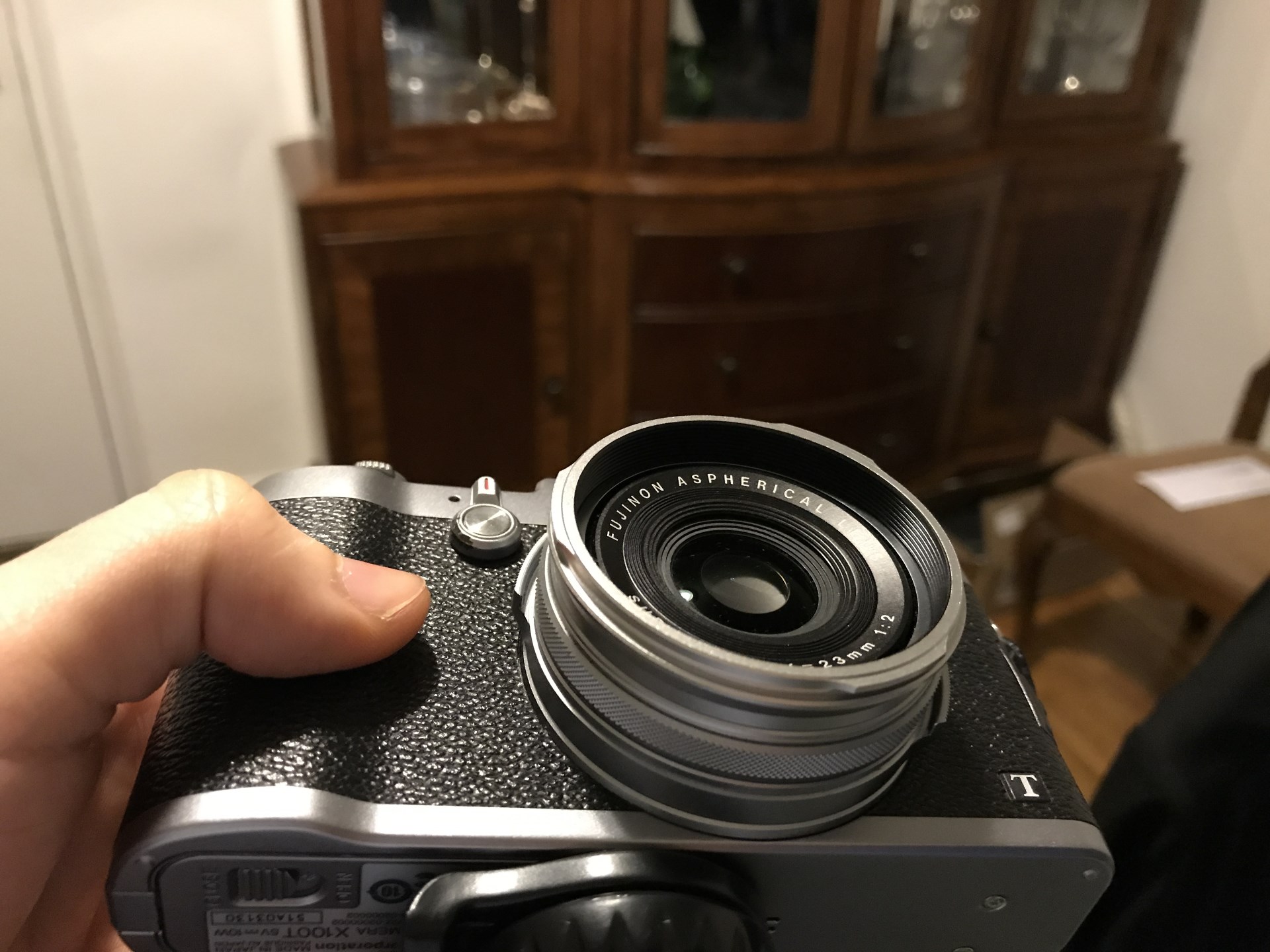 The LH-X100T uses a flanged adapter ring onto which to fix the hood.